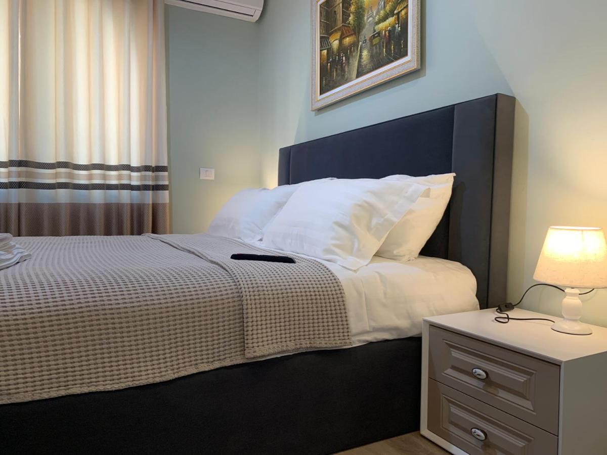 Belux Hotel Tirana Esterno foto